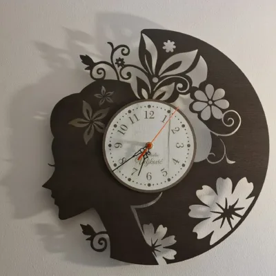 Zidni sat "Devojka"