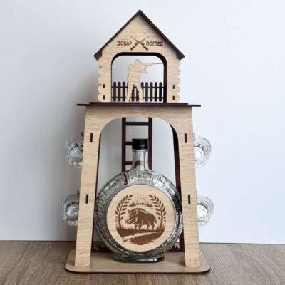 Drveni mini bar Lovačka čeka sa gravurom divlje svinje na flaši i četiri čašice za rakiju